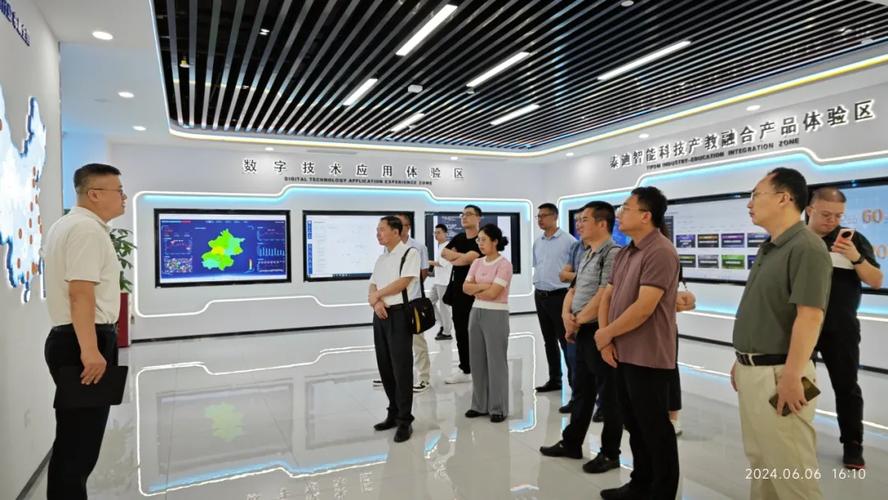 南宁市信息技术学会专家领导莅临泰迪智能科技参观交流，共探智能信息技术新未来